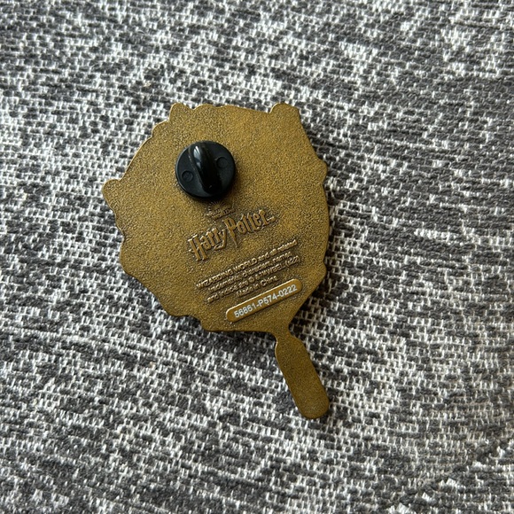 Harry Potter head girl Pin - Picture 2 of 2